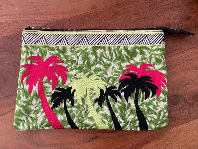 Cartera de mano con palmeras