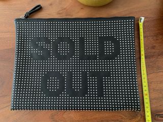 Bolso de mano negro con tachuelas