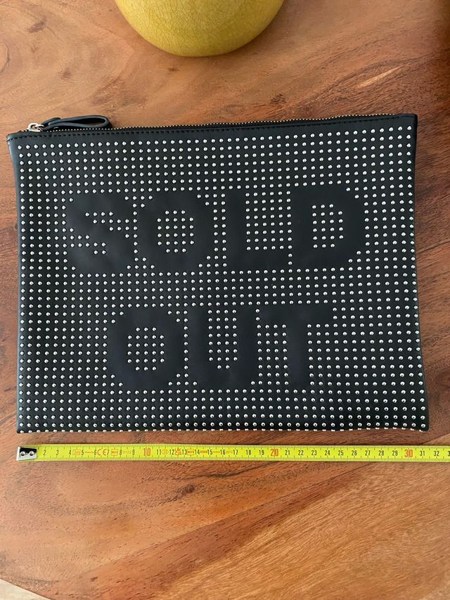 Bolso de mano negro con tachuelas