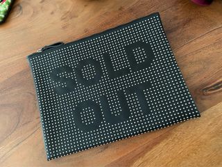 Bolso de mano negro con tachuelas