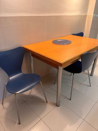 Mesa extensible con 6 sillas