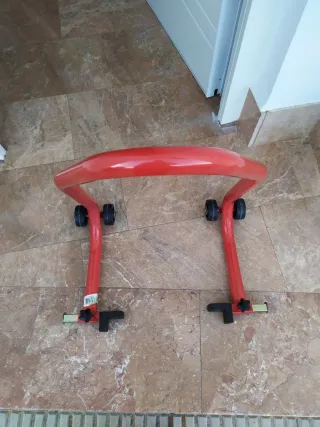 Caballete trasero moto rojo