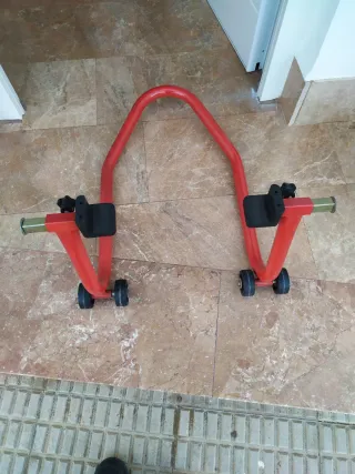 Caballete trasero moto rojo