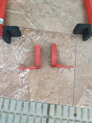 Caballete trasero moto rojo