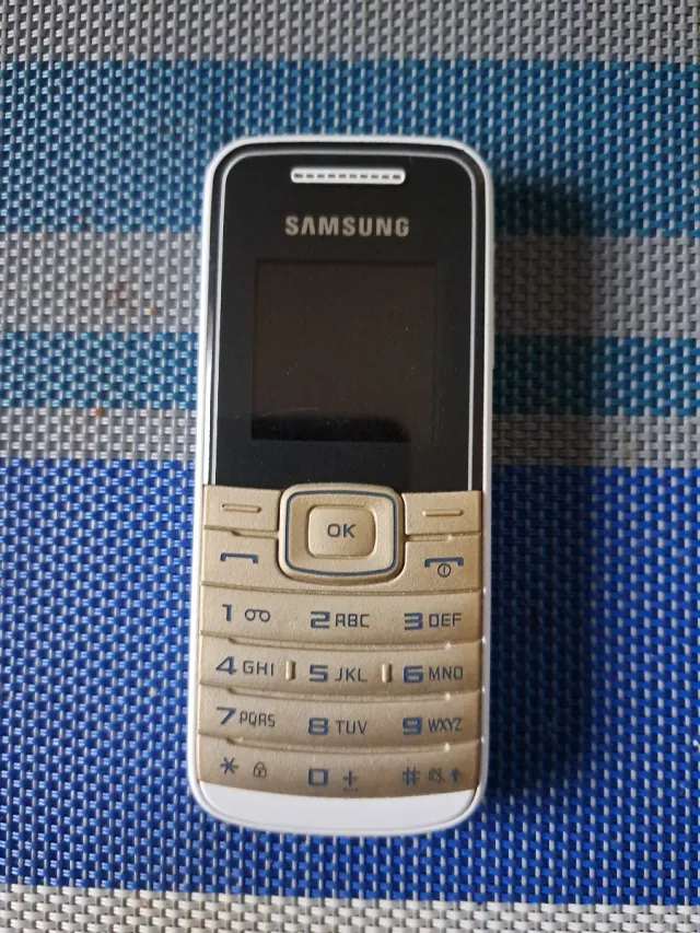 Cellulare Samsung Vintage Dorato e Bianco GT-E1050
