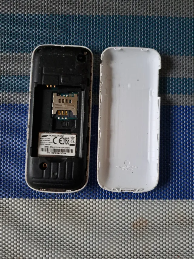 Cellulare Samsung Vintage Dorato e Bianco GT-E1050