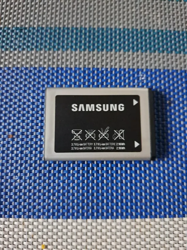 Cellulare Samsung Vintage Dorato e Bianco GT-E1050