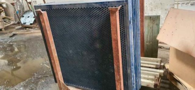 PUERTAS DE REJILLAS METÁLICAS