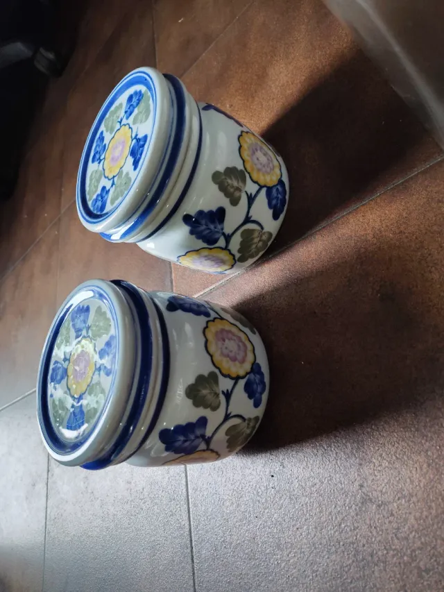 Jarrón de porcelana con tapa de todo en lote 11