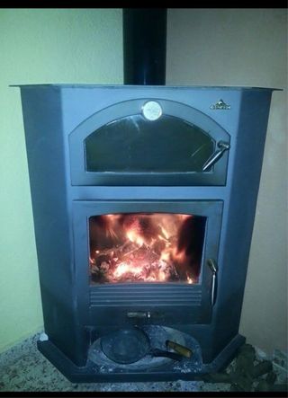 Estufa de leña rinconera Brompi.