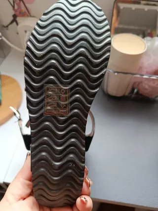 Sandalias cuña negras y doradas