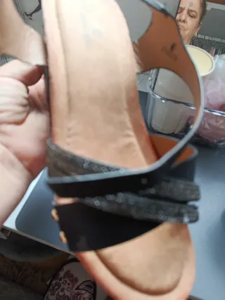 Sandalias cuña negras y doradas