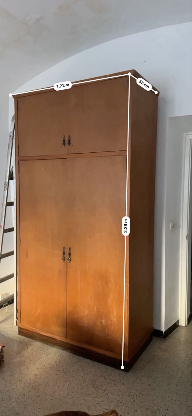 Armario de madera marrón