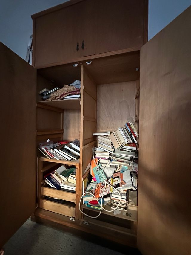 Armario de madera marrón