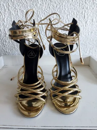 Sandalias de tacón doradas atadas