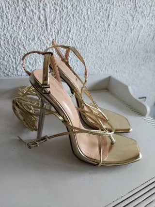 Sandalias de tacón doradas
