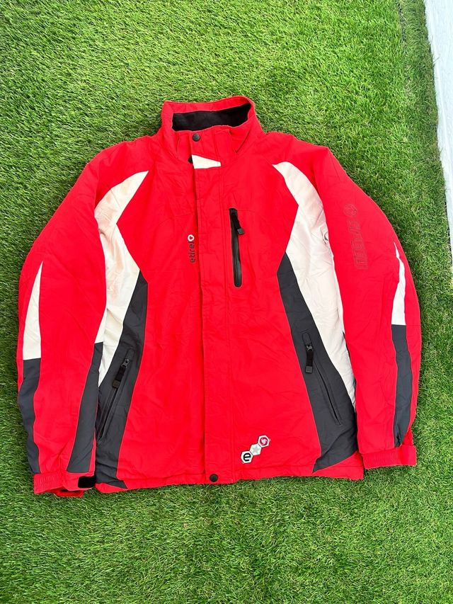 Chaqueta de nieve roja y blanca