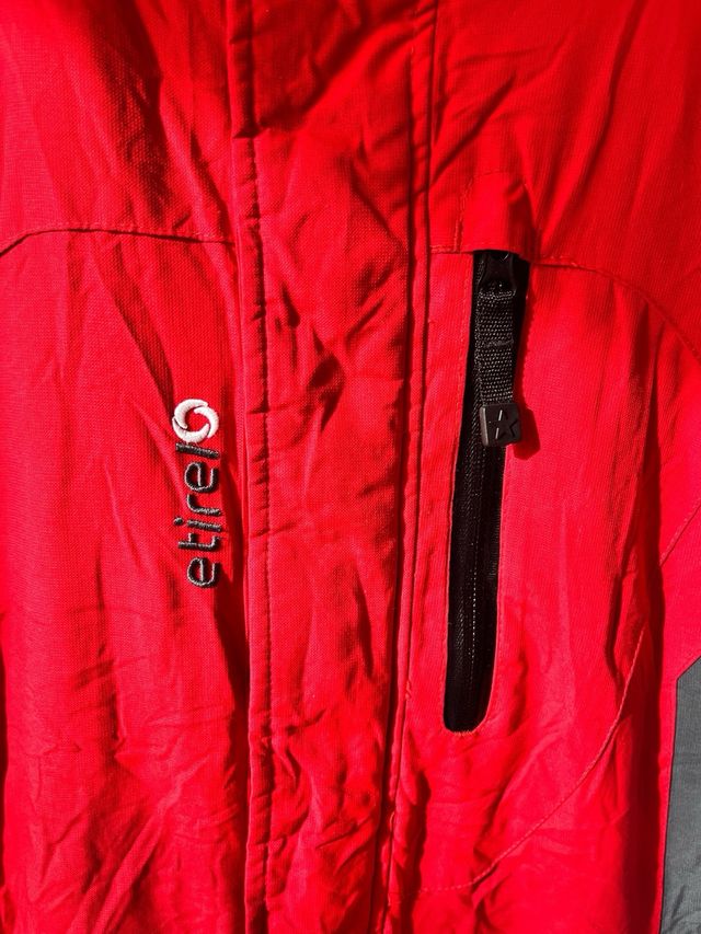 Chaqueta de nieve roja y blanca