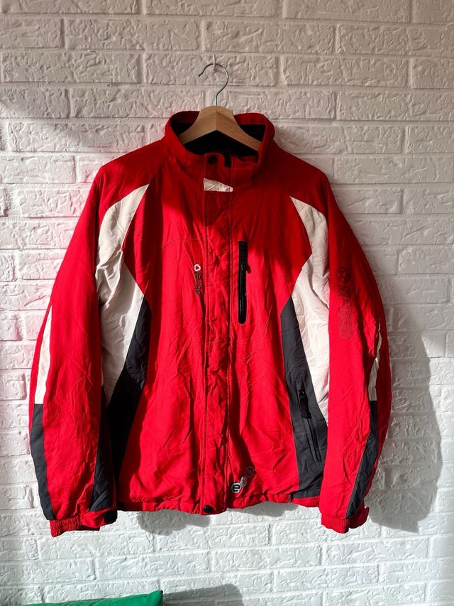 Chaqueta de nieve roja y blanca