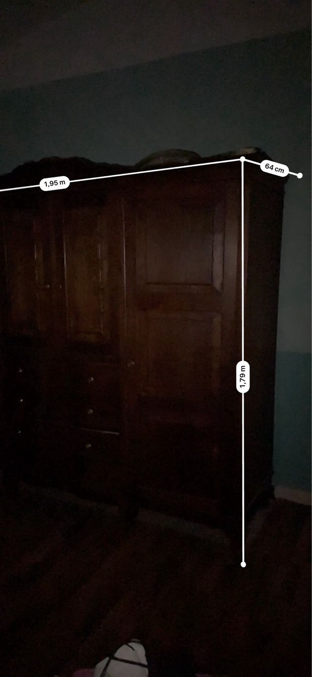 Armario de madera hecho a mano