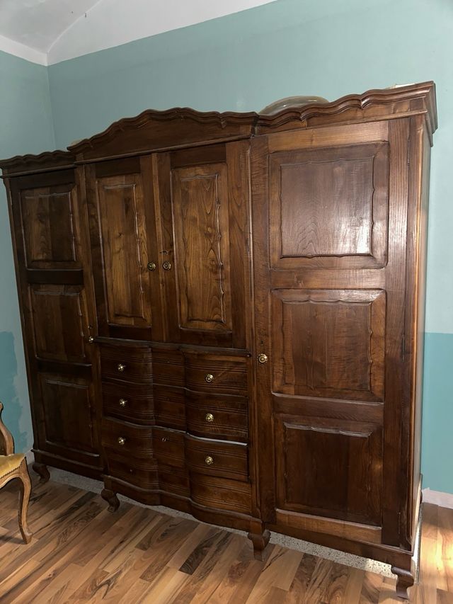 Armario de madera hecho a mano