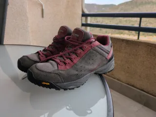 Zapatillas Trezeta senderismo grises y rojas