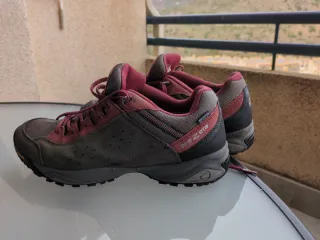 Zapatillas Trezeta senderismo grises y rojas