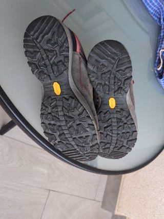 Zapatillas Trezeta senderismo grises y rojas