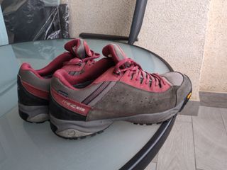 Zapatillas Trezeta senderismo grises y rojas