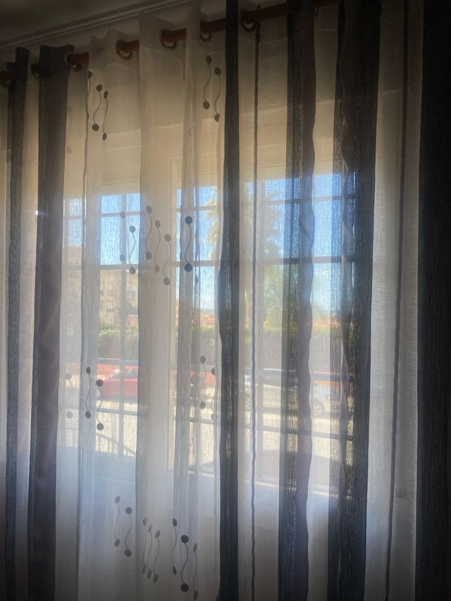 Cortinas grises y blancas de tela de visillo de ra