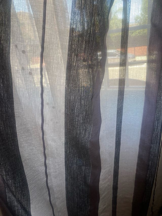 Cortinas grises y blancas de tela de visillo de ra