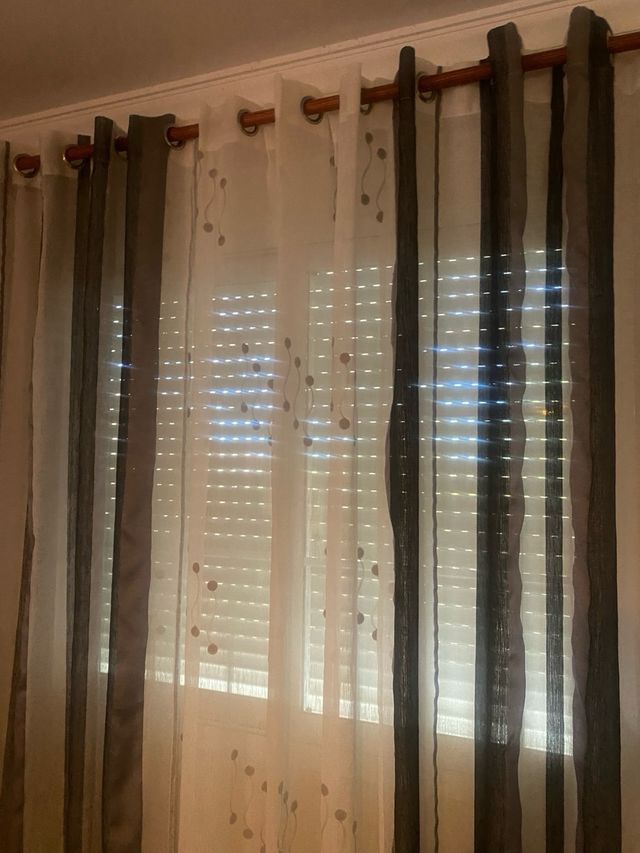 Cortinas grises y blancas de tela de visillo de ra