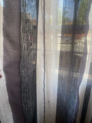Cortinas grises y blancas de tela de visillo de ra