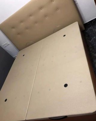 Base de cama tapizada beige