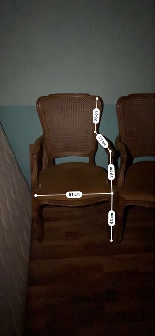 Butacas de madera y mimbre