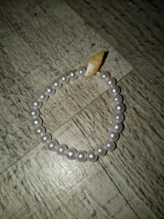 Pulsera de perlas con caracola