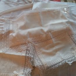 Centrini Ricamati a Mano