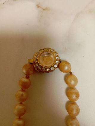 Collar de perlas antiguo beige y dorado