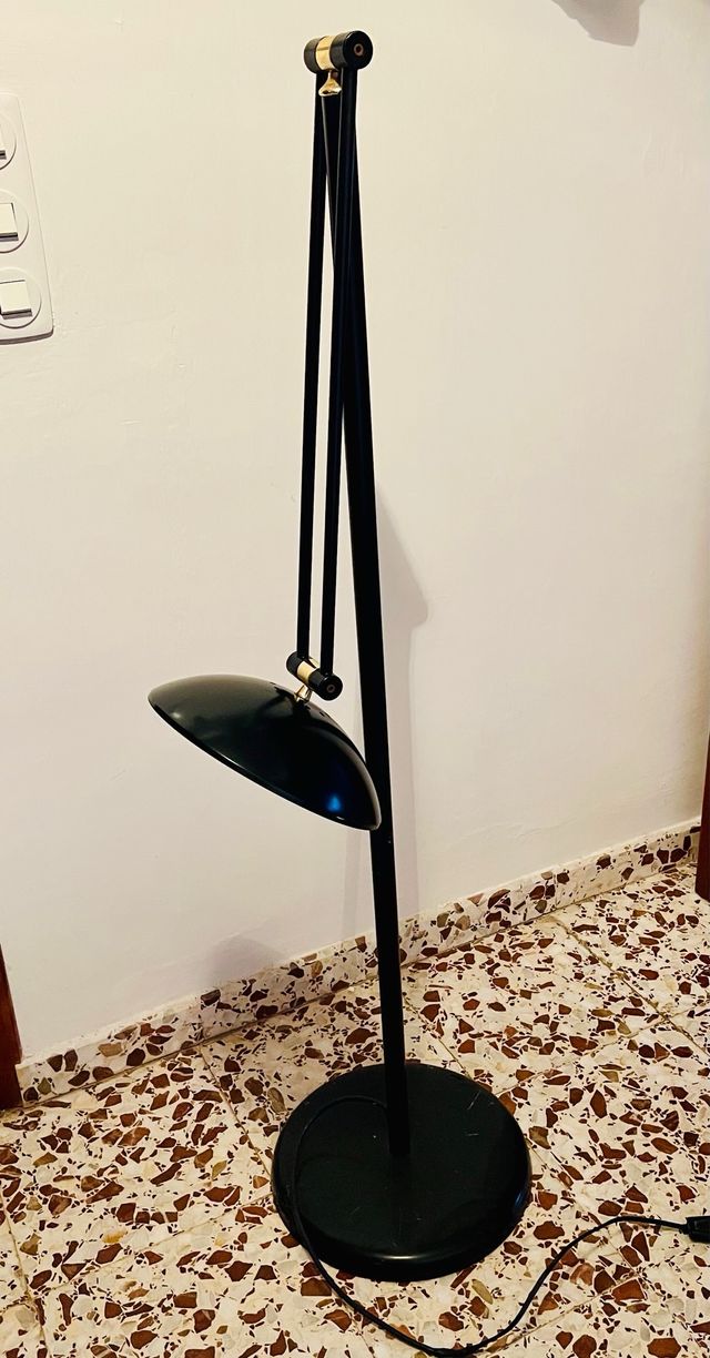 Lámpara de pie moderna negra y dorada