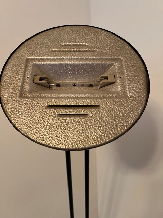 Lámpara de pie moderna negra y dorada