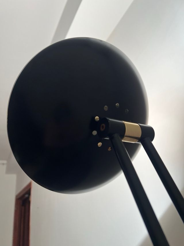 Lámpara de pie moderna negra y dorada