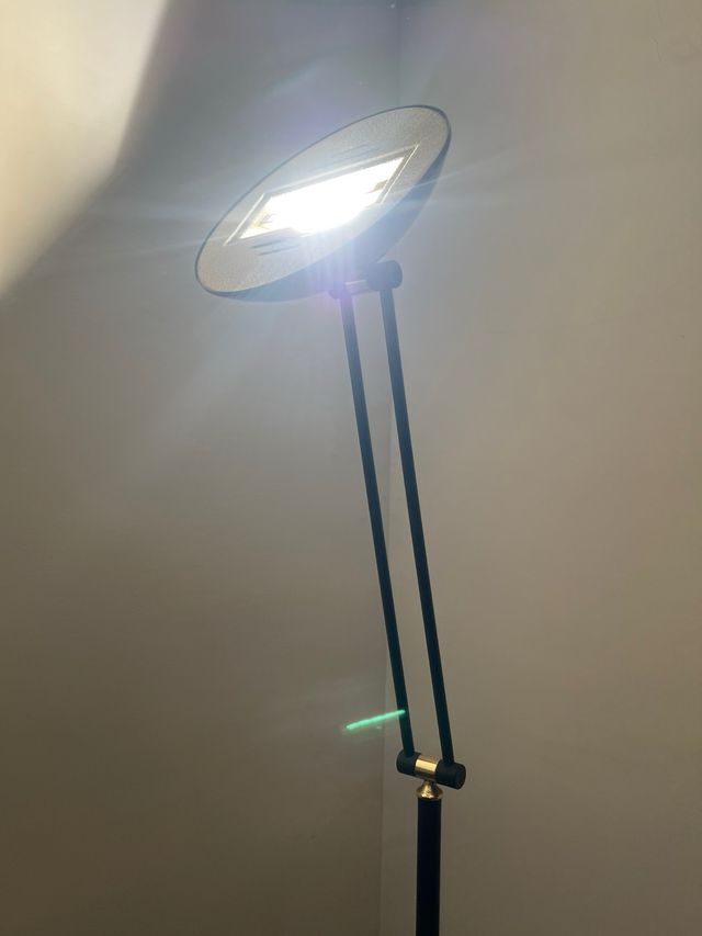 Lámpara de pie moderna negra y dorada