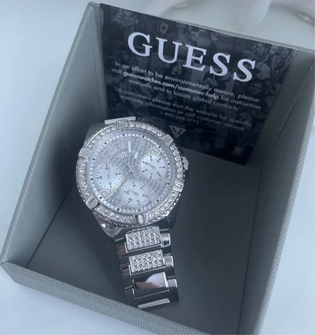 Reloj Guess Plateado con Cristales