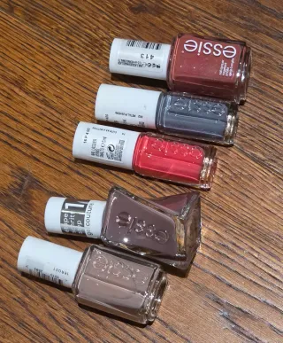 Smalti Essie colori assortiti