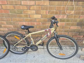 Bicicletas Rockrider color crema y otra negra