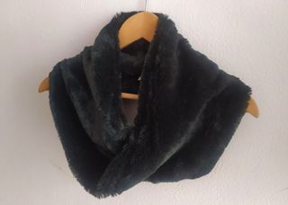 Bufanda tipo cuello, negro verdoso.