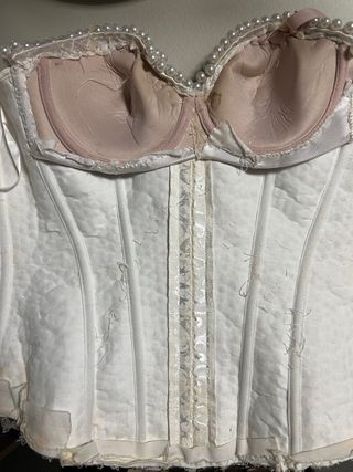 Corpiño de perlas hecho a mano.