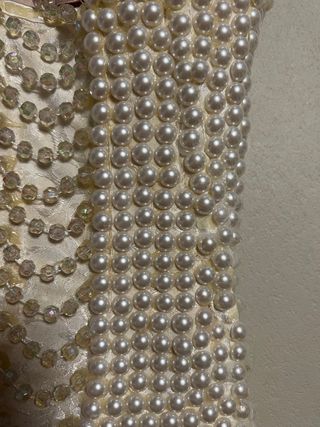 Corpiño de perlas hecho a mano.