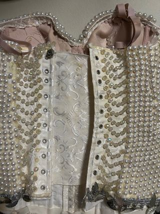 Corpiño de perlas hecho a mano.
