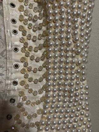Corpiño de perlas hecho a mano.